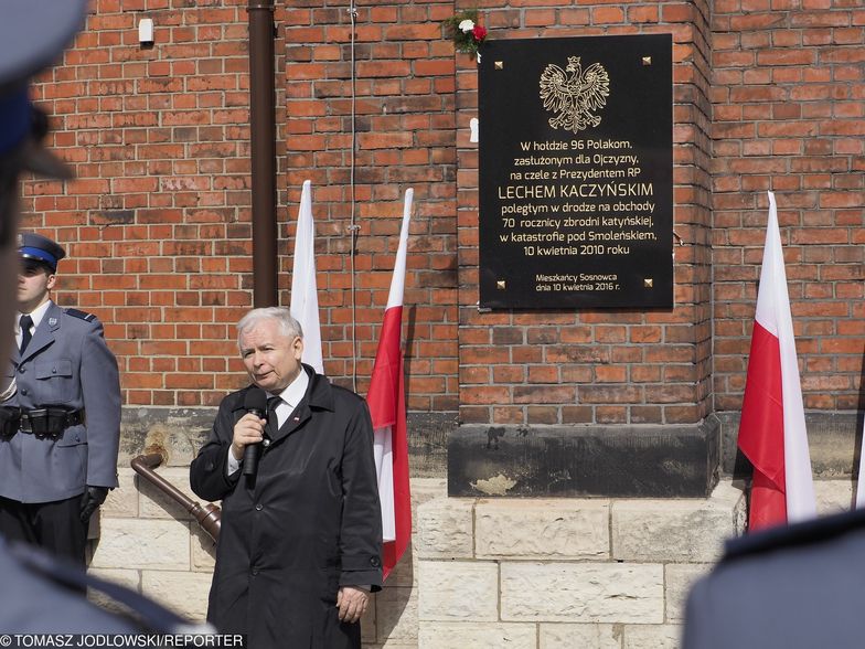 Sosnowiec, kwiecień 2016 roku. Jarosław Kaczyński podczas odsłonięcia tablicy w katedrze 