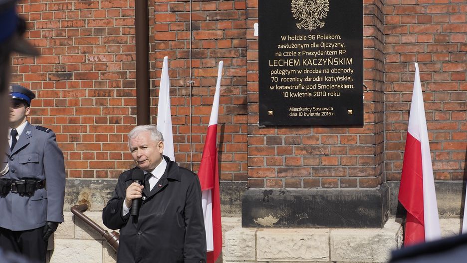 Sosnowiec, kwiecień 2016 roku. Jarosław Kaczyński podczas odsłonięcia tablicy w katedrze 