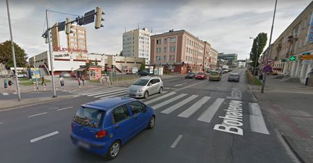 Podbiegli do jadącej rowerzystki i ją przewrócili. Kobieta walczy o życie