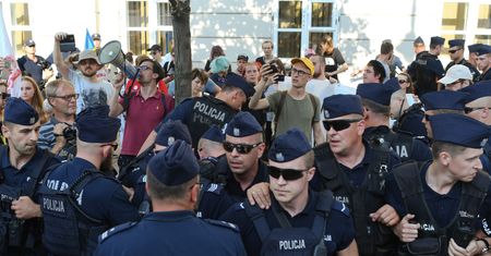 Warszawa. Policjant ochraniał marsz ONR. Zbiera na pomoc prawną.