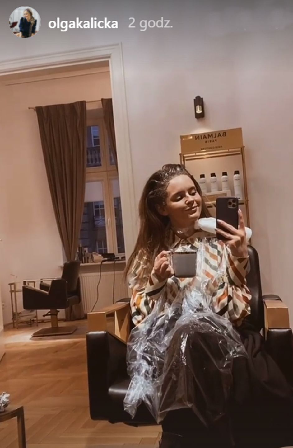 Olga Kalicka w trakcie wizyty u fryzjera