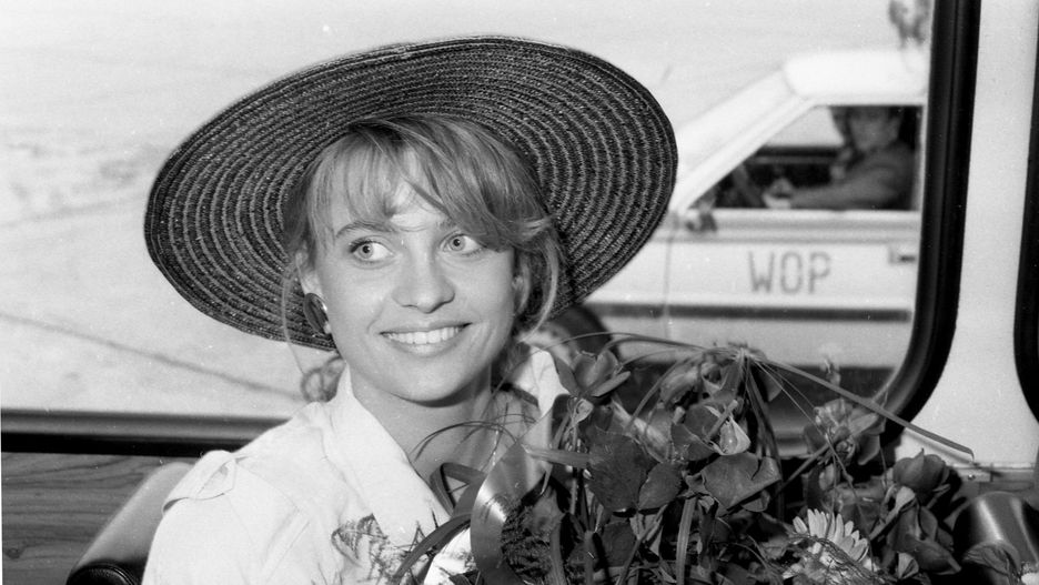 Aneta Kręglicka jako Miss World 1989 na lotnisku w Warszawie
