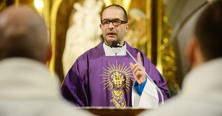 Ksiądz Jacek Stryczek odpiera zarzuty o mobbing. "Ja nie krzyczę i nie przeklinam"