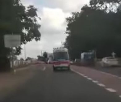 Pędził za karetką, omal nie spowodował wypadku. Szuka go policja