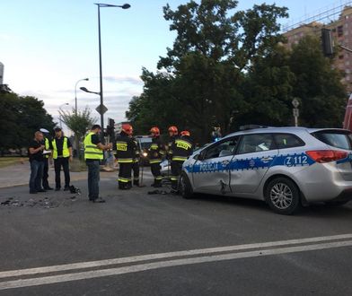 Kolizja w Warszawie. Rozbity radiowóz, dwóch policjantów trafiło do szpitala