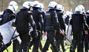 Nowe fakty ws. pobicia policjantów. "Jeden wyleciał na klatkę razem z drzwiami"