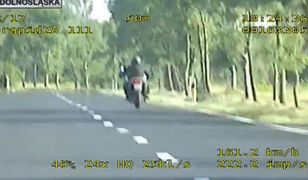 Motocyklista przekroczył dozwoloną prędkość o ponad 70 km/h. Policja odebrała mu uprawnienia