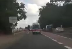 Pędził za karetką, omal nie spowodował wypadku. Szuka go policja