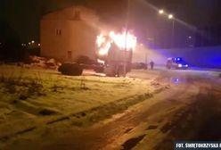 Zapłonęła ciężarówka z człowiekiem w środku. Policjanci ruszyli na ratunek