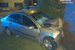 Śląskie. Pijany kierowca samochodem staranował ogrodzenie