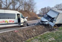 Groźny wypadek w Dębianach. Osiem osób rannych