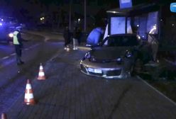 Porsche wjechało w przystanek w Gdańsku. Kobieta ranna, kierowca uciekł