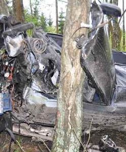 Doszczętnie rozbili audi na drzewie.Wyszli niemal bez szwanku