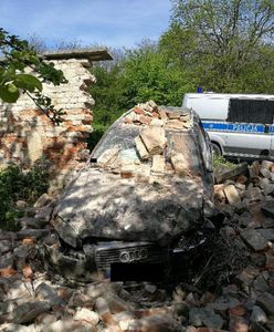 Kierowca Audi przebił mur klasztoru. Szuka go policja