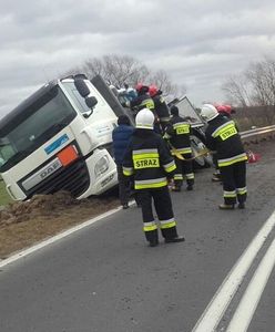 Wiatr zdmuchnął ciężarówkę. Auto przewoziło butle z gazem