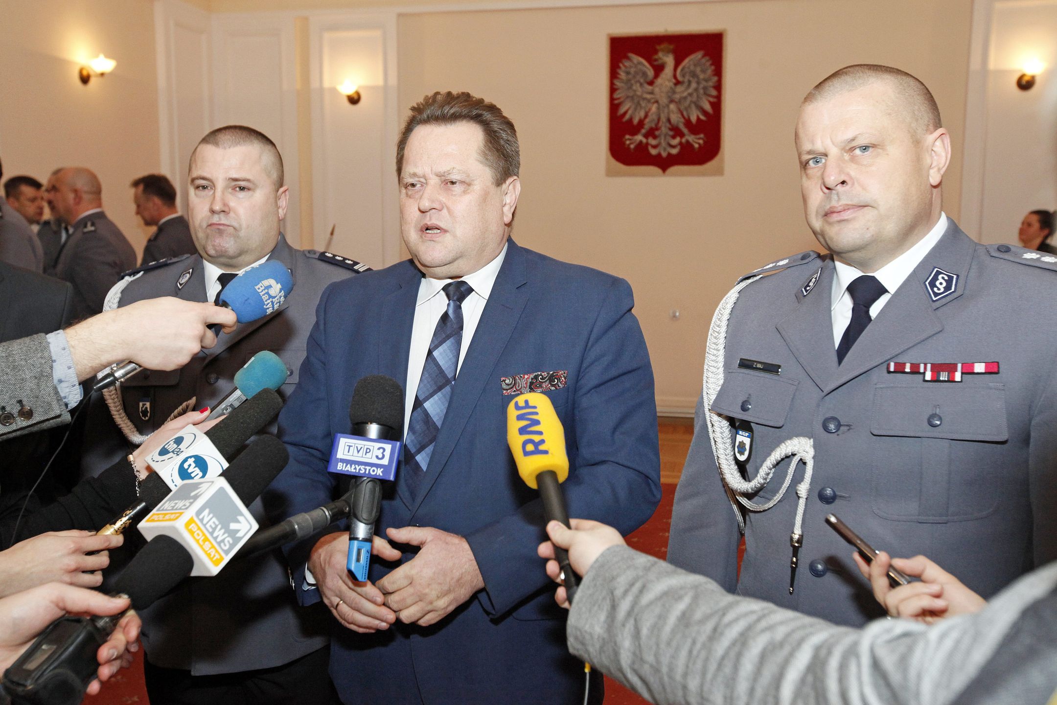 Minister przedstawia nowego komendanta w Białymstoku, którego Majowi przyniósł w teczce 