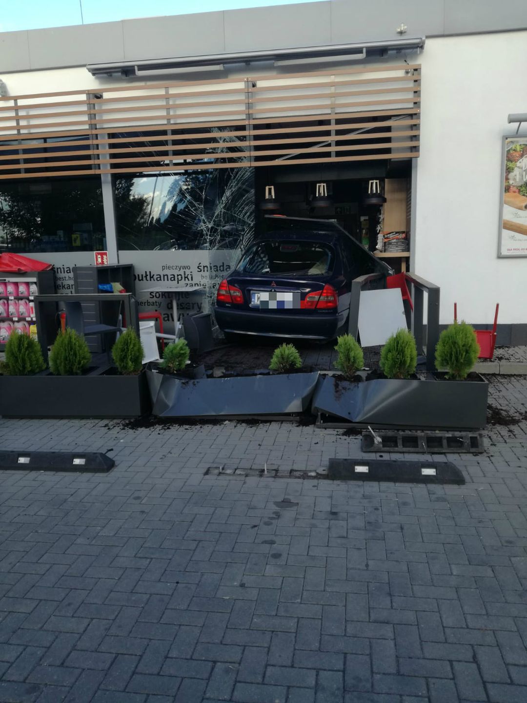 Wjechał w budynek stacji benzynowej 