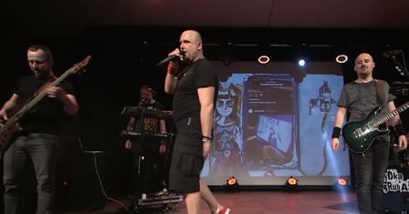 Łydka Grubasa grała koncert online. Policja przerwała występ