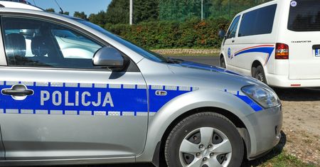 Niemowlę w nagrzanym aucie. Matka poszła sprzedawać odzież