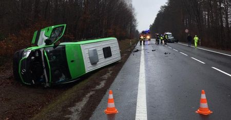 Czołowe zderzenie samochodów na Podkarpaciu. Trzy osoby ranne