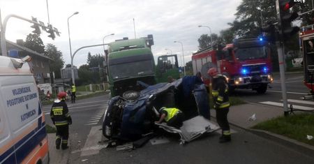 19-latek bez prawa jazdy spowodował wypadek. Jego młodsze koleżanki walczą o życie