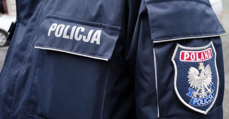 Pijana matka leżała na trawniku. Po dzieci przyszedł ojciec, też pijany