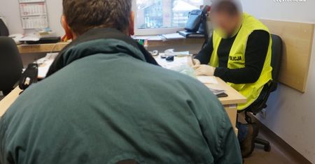 Molestował nastolatki i oferował pieniądze. Wpadł w ręce policji