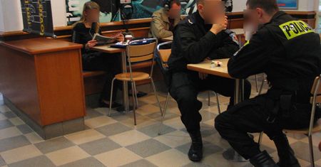 Praca w policji to nie hollywoodzki film. "Dodatek mieszkaniowy po trzech latach. Do tego czasu żyj pod mostem"