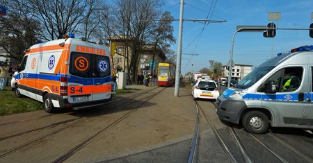 Łódź: Nastolatka pogryzła kobietę na przystanku