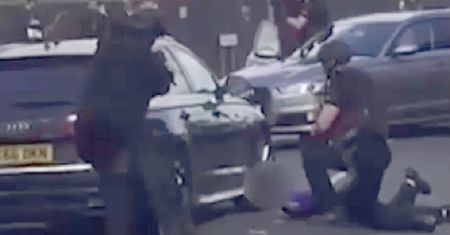 Policja wywlokła z domu dzieci, celowała do nich z broni