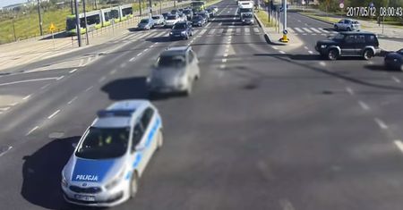 Pędził przez Olsztyn z konającym szczeniakiem w samochodzie. Policja ruszyła na pomoc