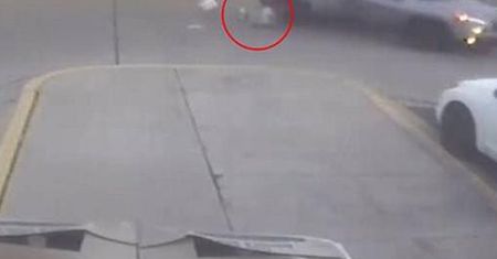 Szokujące wideo. 11-latka wyskakuje z pędzącego SUV-a, by uciec złodziejowi