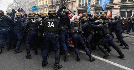 Gorąco we Francji. Brutalne starcia policji ze strażakami