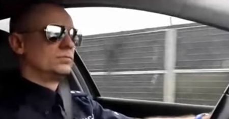 Policjant śpiewająco przypomina pod jaki numer należy dzwonić. Nagranie podbija sieć