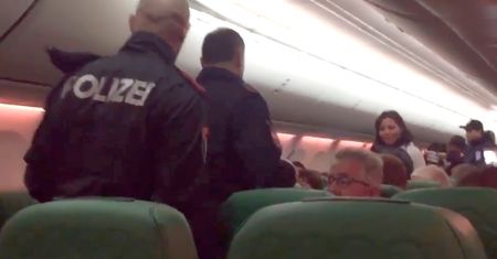 Zawrócili samolot w pół drogi. Pasażer brzydko pachniał