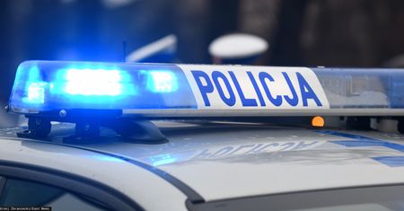 Zabarykadowali się w toalecie pociągu. Mężczyzna dźgnął nożem funkcjonariusza