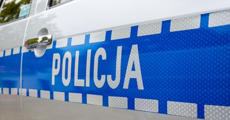 Wrocław. Kontener blokuje ulicę. Spadł z ciężarówki, która zahaczyła o drzewo