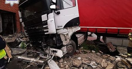 Frampol. Tir wjechał w ogródek pizzerii. Ludzie wyszli z lokalu kilka minut wcześniej