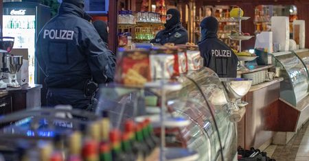 "Decydujące uderzenie" we włoską mafię. Zatrzymano prawie 100 osób