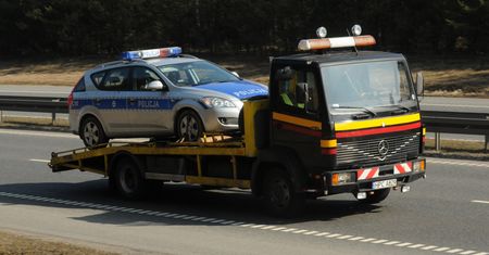 NIK alarmuje: policja ma zużyte radiowozy, a policjanci rozbijają je na potęgę