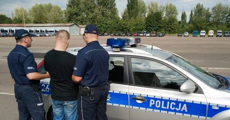 Łódź. Nieszczęśliwie zauroczony mężczyzna wybił okna i okradł ukochaną.