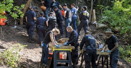 Fotografował ciała ofiar w płaszczach i kapeluszach. Nowe fakty