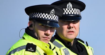8 policjantów na pijanego Polaka. Sąd na Wyspach darował mu odsiadkę