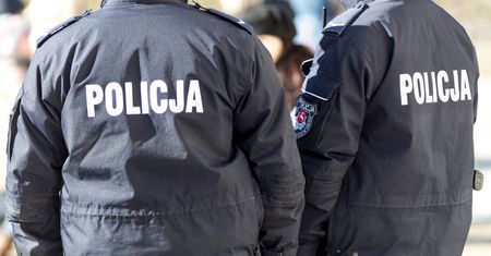 Olsztyn. Nietypowa interwencja. Nie mogli wyjść z mieszkania, wezwali policję. Byli poszukiwani