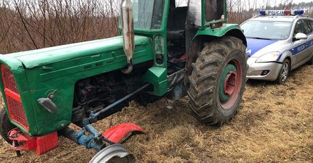 Pościg drogami gruntowymi za ciągnikiem. Stojący z tyłu pasażer kopał w radiowóz