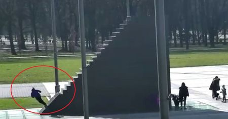 Jeździli na hulajnogach pod pomnikiem smoleńskim. Jest reakcja policji