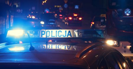 Gorzechówko. Samochód spadł z wiaduktu. Wstrzymano ruch pociągów