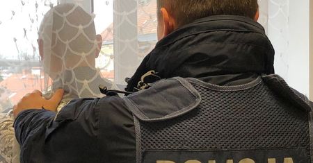 Lidzbark Warmiński: poszukiwany listem gończym schował się przed policjantami... za firanką