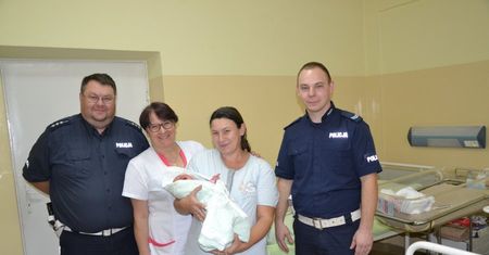 Policjanci przerwali kontrolę i eskortowali rodzącą. "Proszę, pomóżcie"