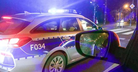 Tychy. Nocny pościg za pijanym kierowcą. Mężczyzna próbował potrącić policjanta, padły strzały